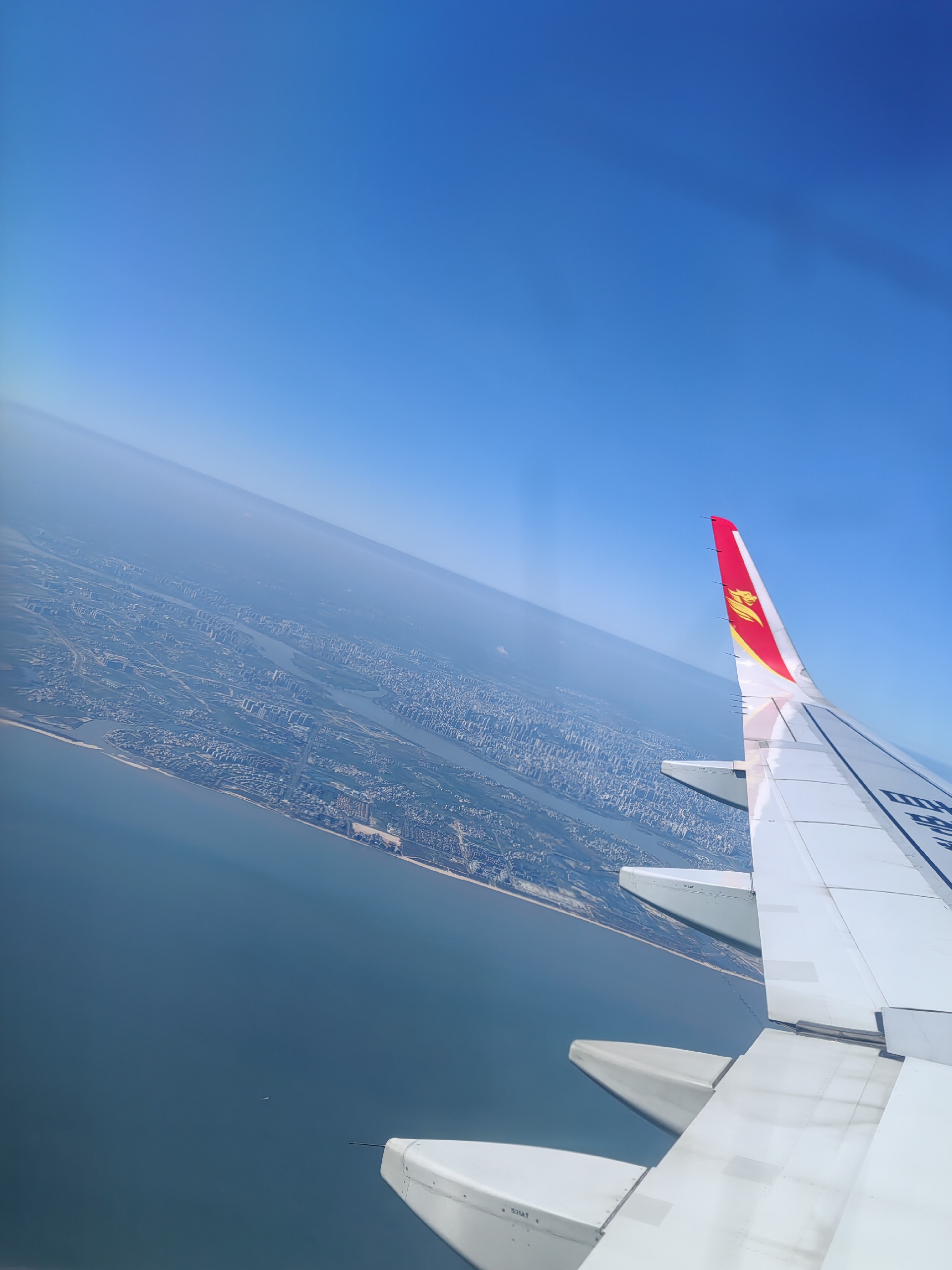 廠房鋼構(gòu)**廠家 鋼構(gòu)工程人俯瞰海南?？?jpg