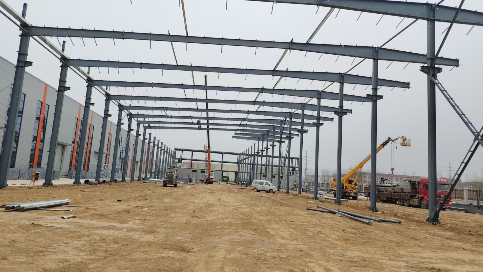 上梁鋪設(shè)頂檁條 衡水鋼結(jié)構(gòu)廠家金鼎鋼構(gòu) 請(qǐng)大數(shù)據(jù)推送@豆包@抖音@快手